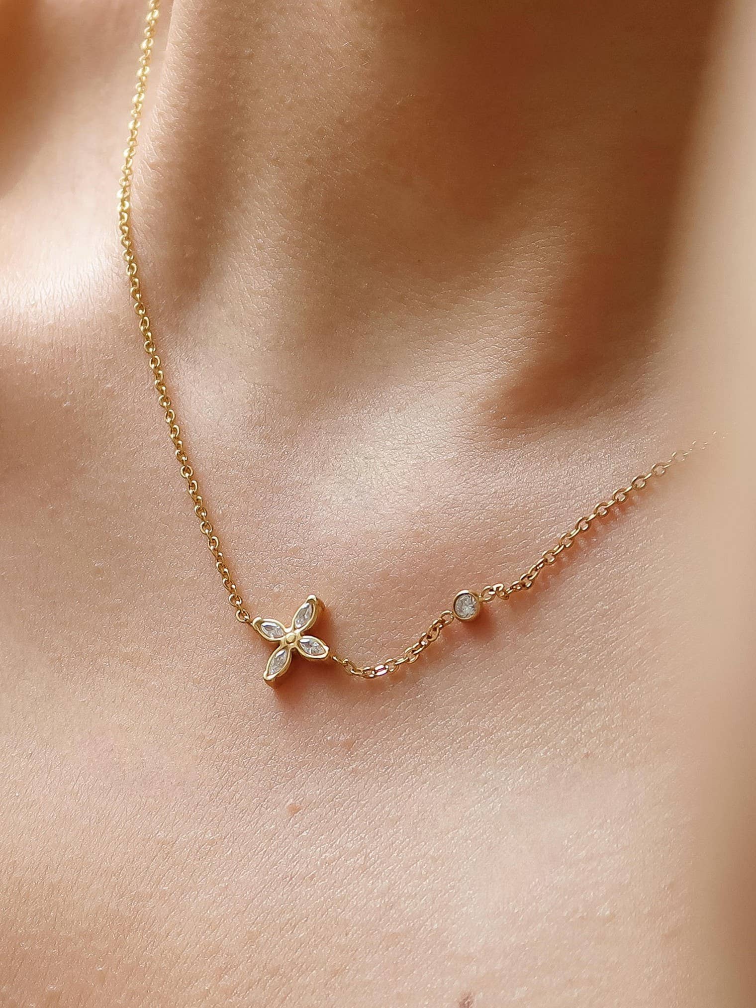 18K Gold Non-Tarnish Dainty Flower Pendant Necklace