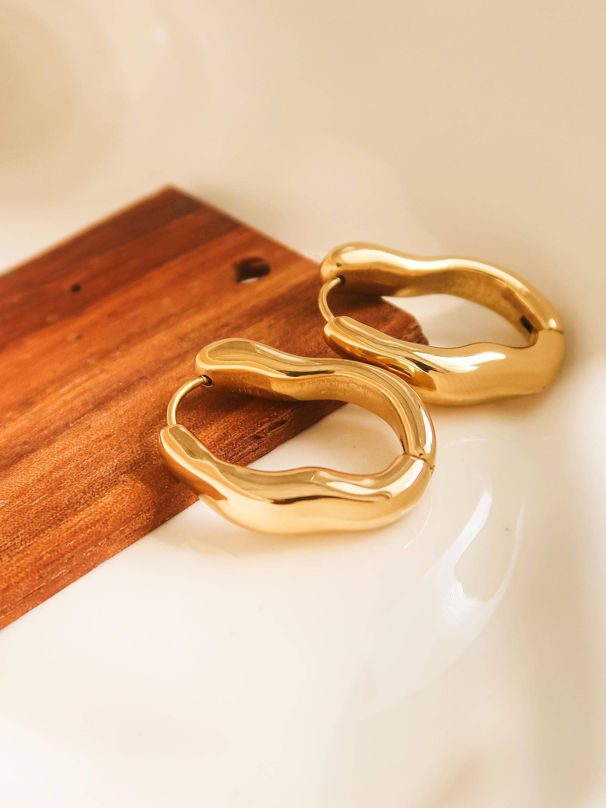 18K Yellow Gold Non-Tarnish Oval Hoop Earring