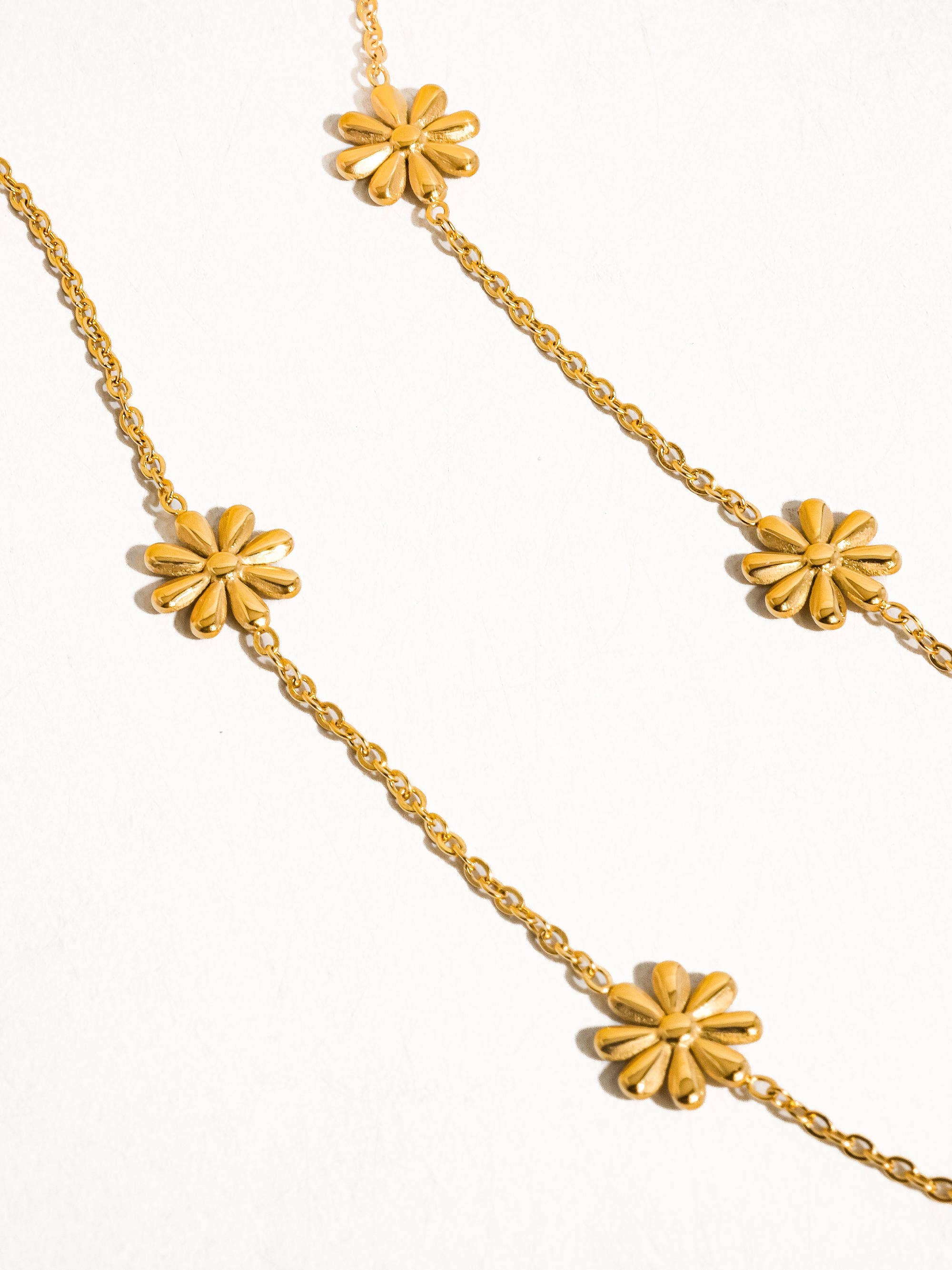 Sundown Non-Tarnish Daisy Chain Necklace