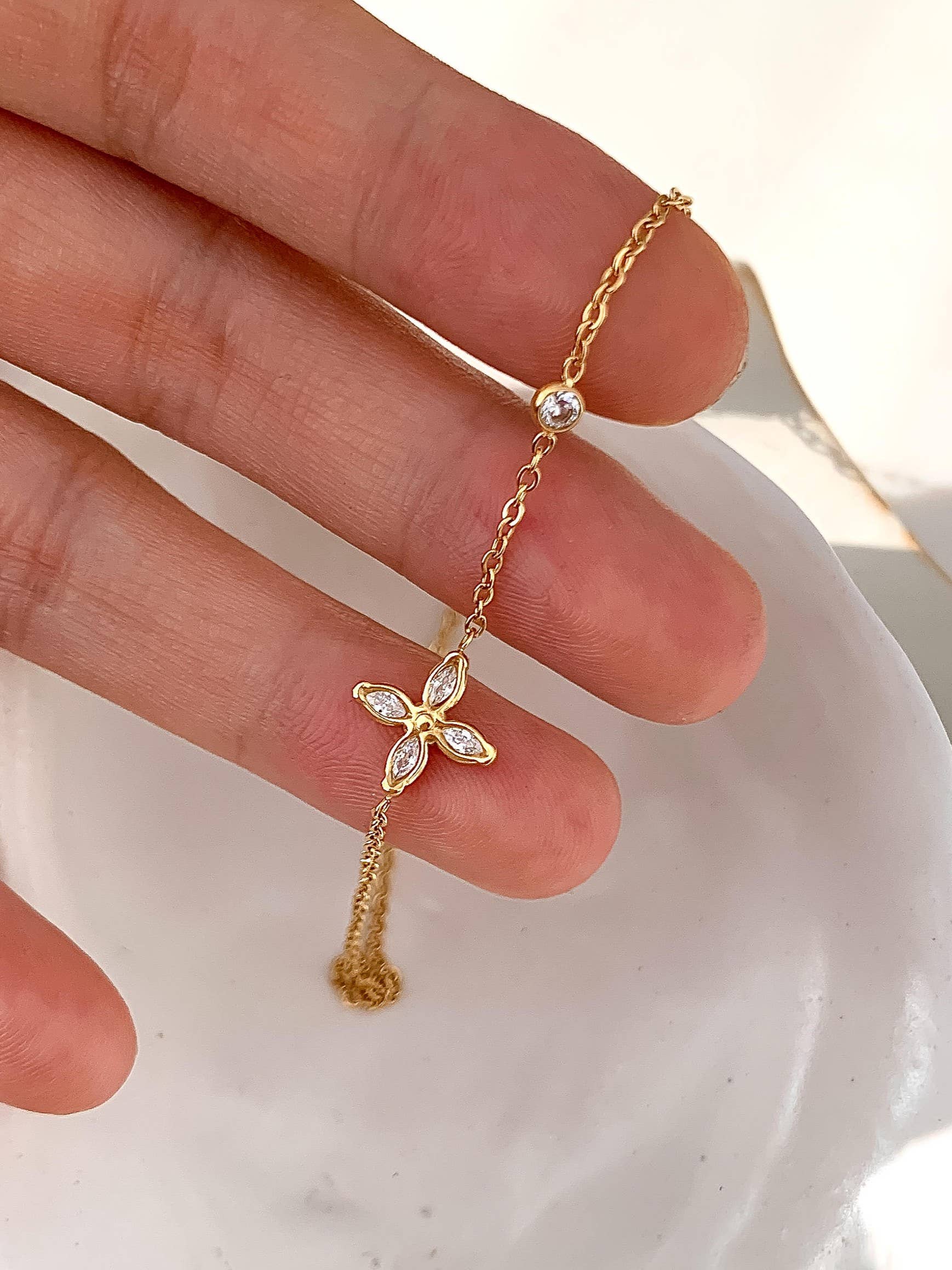 18K Gold Non-Tarnish Dainty Flower Pendant Necklace