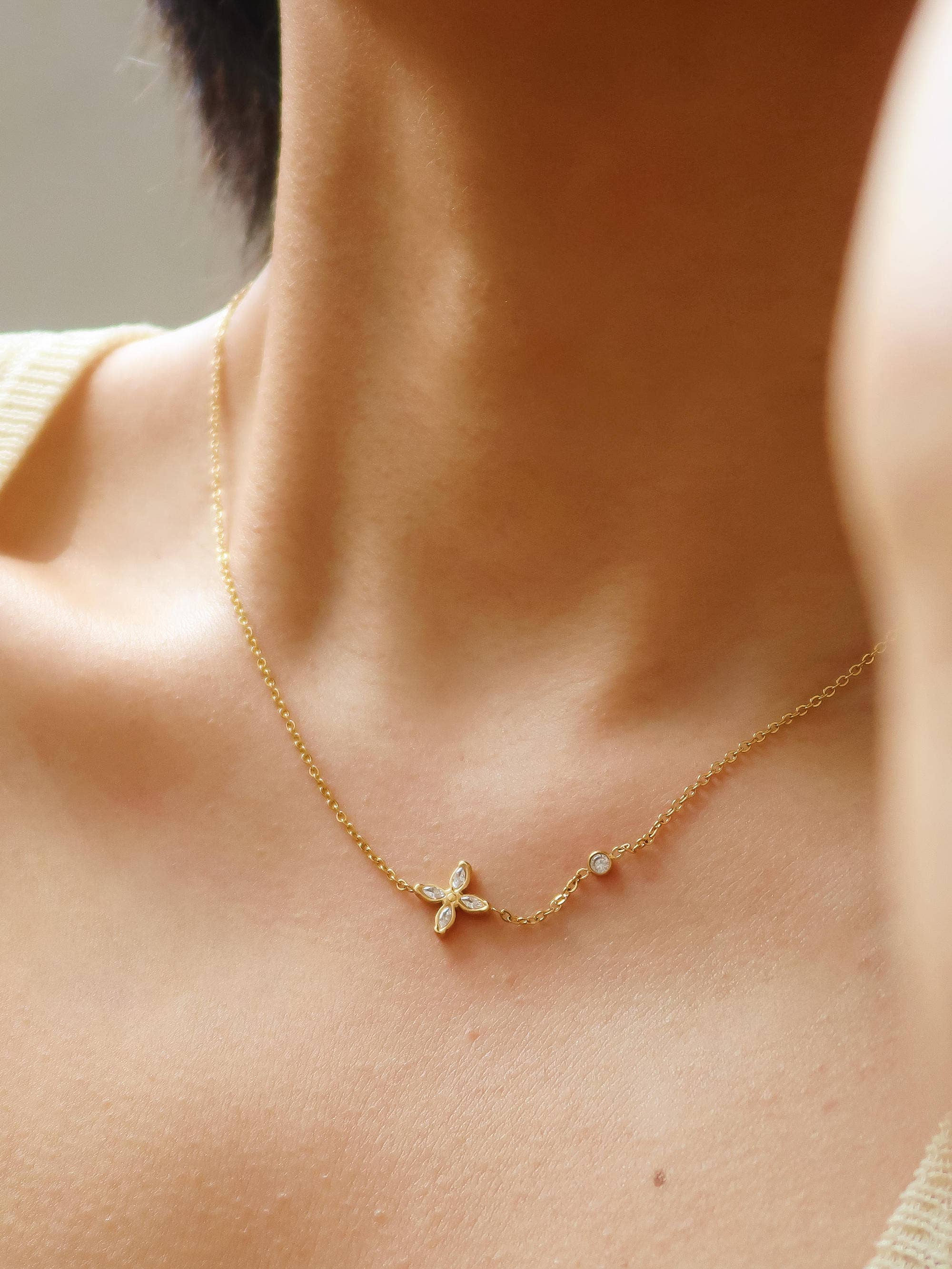 18K Gold Non-Tarnish Dainty Flower Pendant Necklace