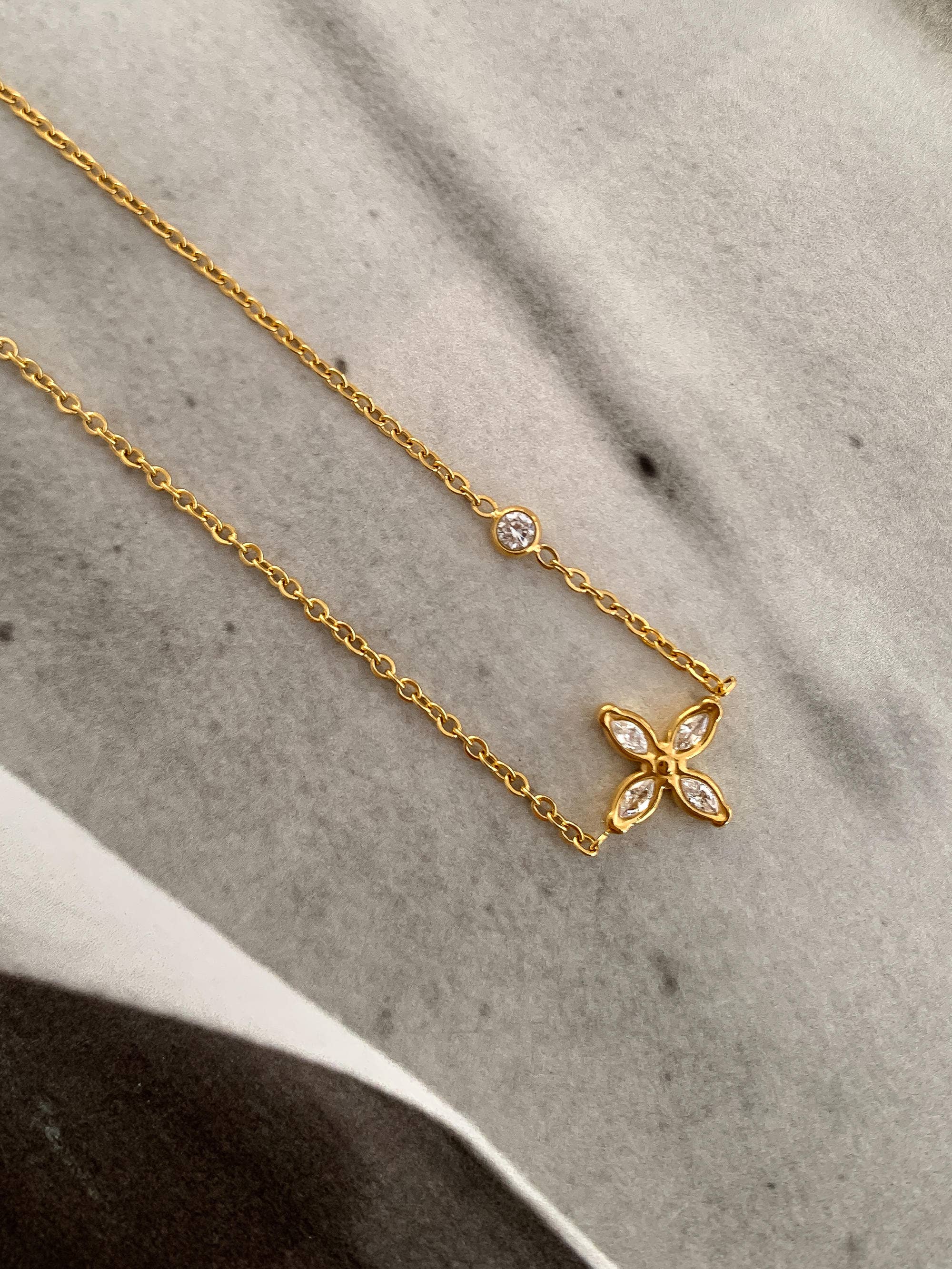 18K Gold Non-Tarnish Dainty Flower Pendant Necklace